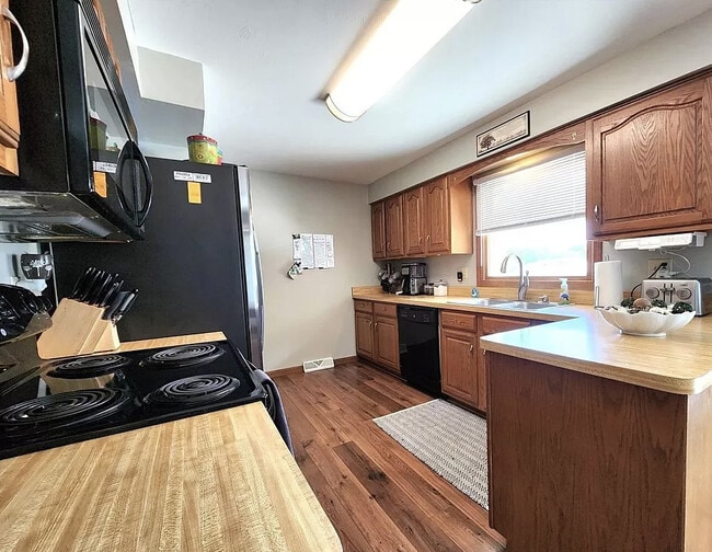 Building Photo - 351 S Lake St