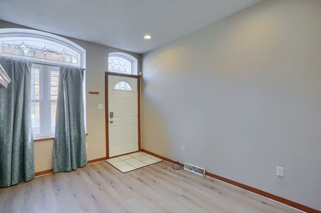 Building Photo - 2810 Sarah St