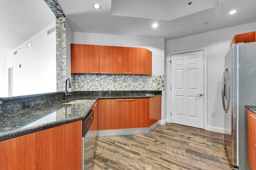 Building Photo - 231 Riverside Dr