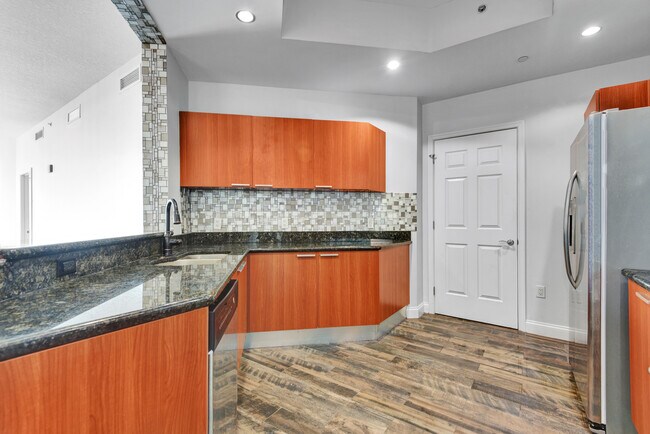 Building Photo - 231 Riverside Dr