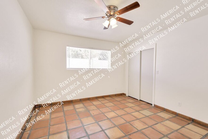 Building Photo - 2076 E Alameda Dr