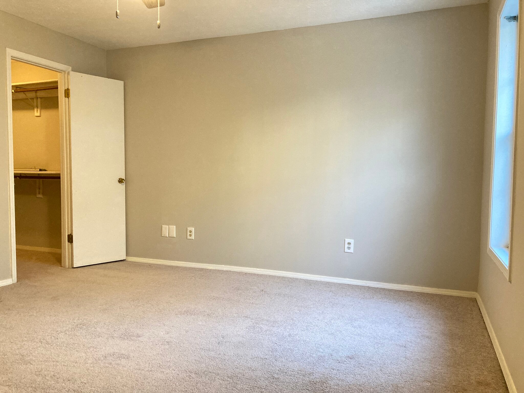 en-suite master bedroom - 1405 Vicksburg Plz