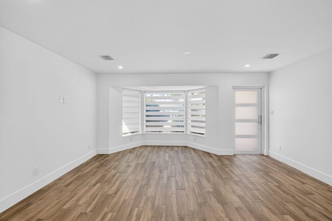 Building Photo - 1254 SW 4th Ct