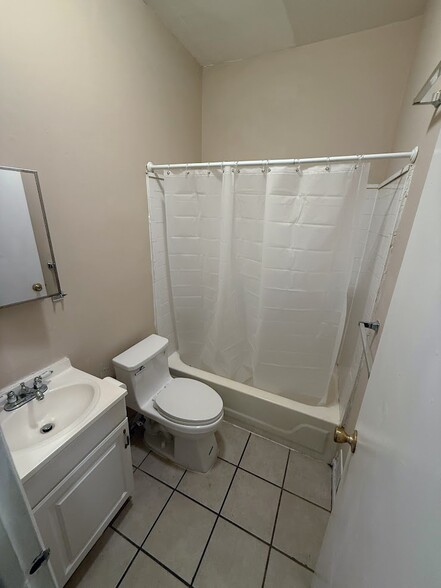 Full Bathroom 1 - 2148 N Carlisle St