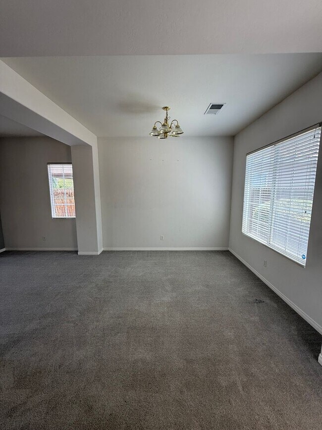 Building Photo - Stylish Southwest Bakersfield Home with Do...