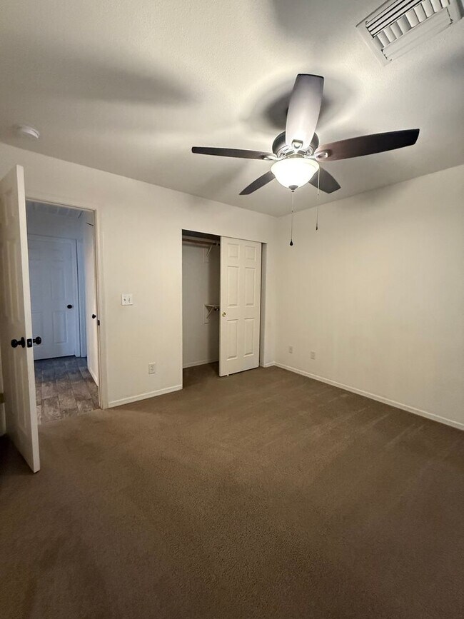 Building Photo - 3BR 2 Ba Beautiful Home at Bullhead Parkway w/3 Door Boat Deep Garage