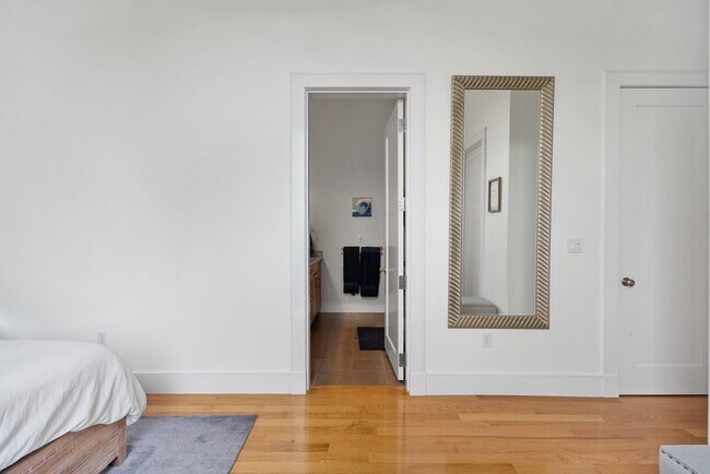 Building Photo - 517 E 6th St