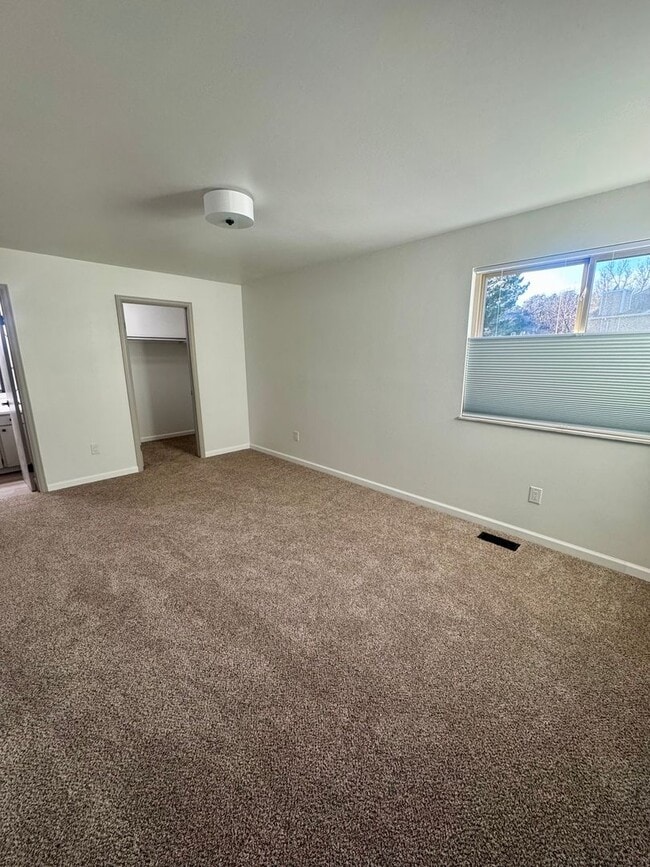 Building Photo - Updated 2 Bedroom CONDO with AC, centrally located