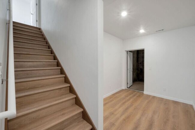Building Photo - Like New Chic, Modern Spotless w 2 car attached