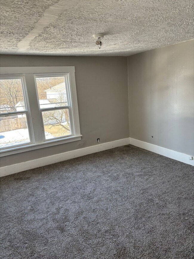 Building Photo - Akron single Home