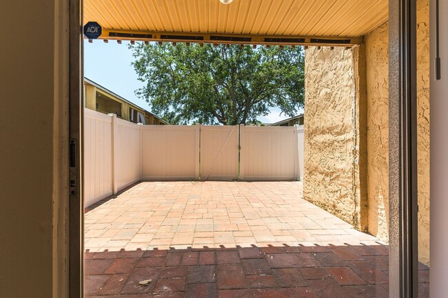 Building Photo - Desirable Location - 2-bed 2-bath Condo 5 ...