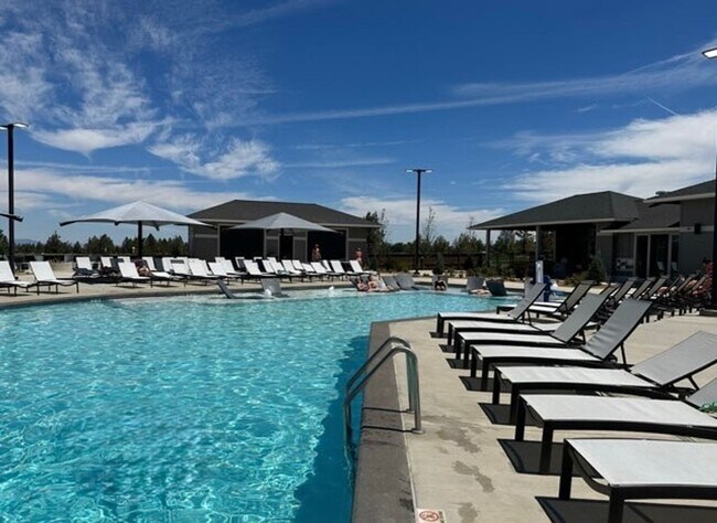 Building Photo - Beautiful 3 bdrm end unit townhome with side yard available in Petrosa.