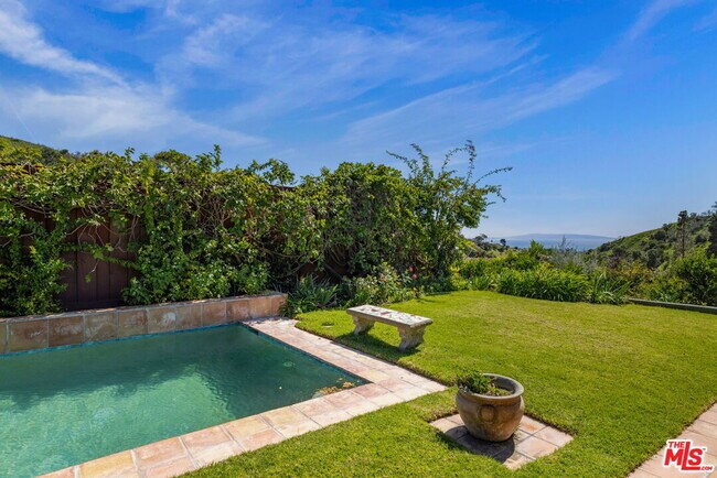 Building Photo - 1336 Bienveneda Ave