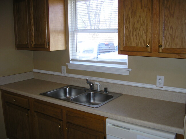 Building Photo - 4490 Woodstone Dr