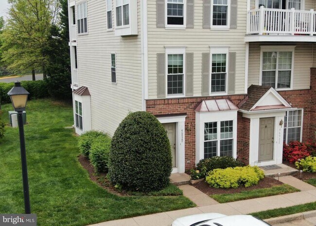 Building Photo - 46920 Courtyard Sq