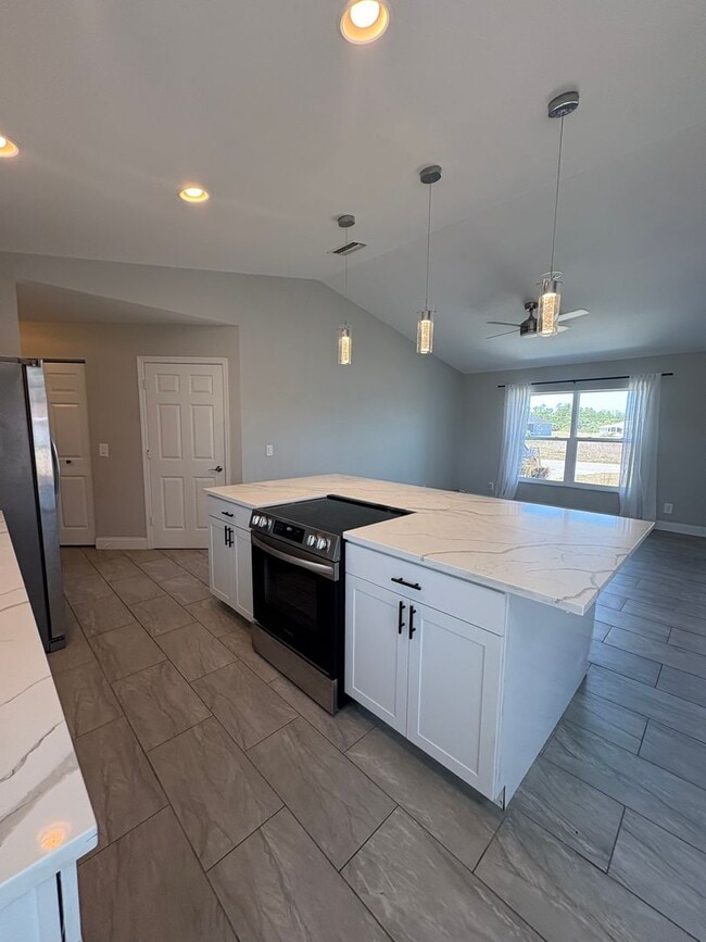 Building Photo - 3/2/2 with Solar!