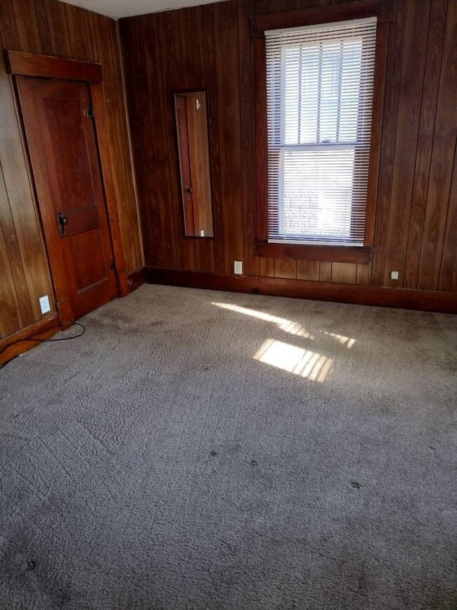 Building Photo - Two bedroom/one bathroom single family hou...