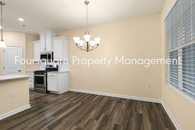 Building Photo - Townhome| Screened -In Back Porch |One Car...