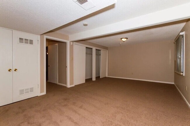 Building Photo - 9286 Clermont Dr