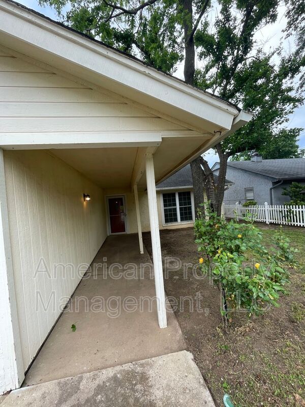 Building Photo - 4407 S Gum Ave