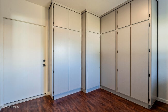 Building Photo - 481 N Sunset Dr