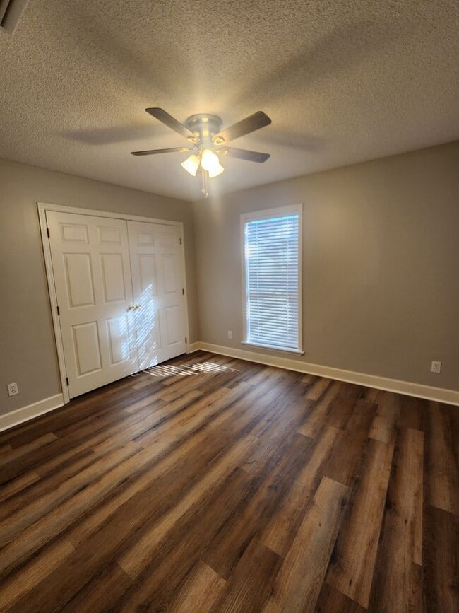 Building Photo - Spacious 4BR Home with New LVP Flooring an...