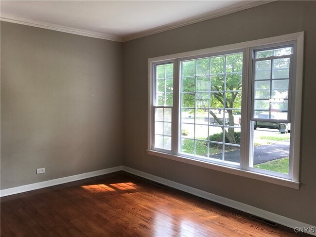 Building Photo - 1801 James St