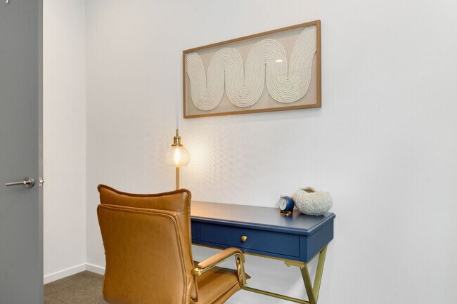 Building Photo - 913 10th Ave E