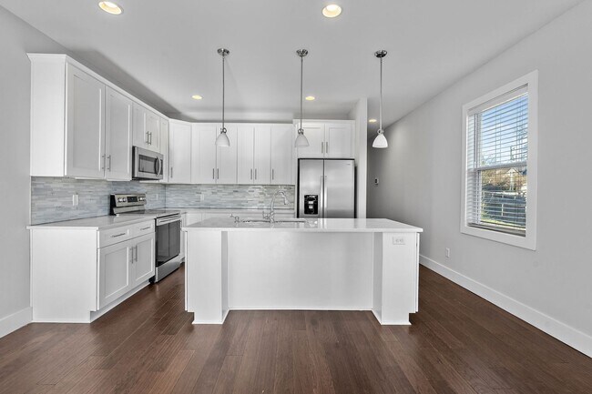 Building Photo - Available Now! 4 Bed, 3.5 Bath, Convenient Charlotte Park location!