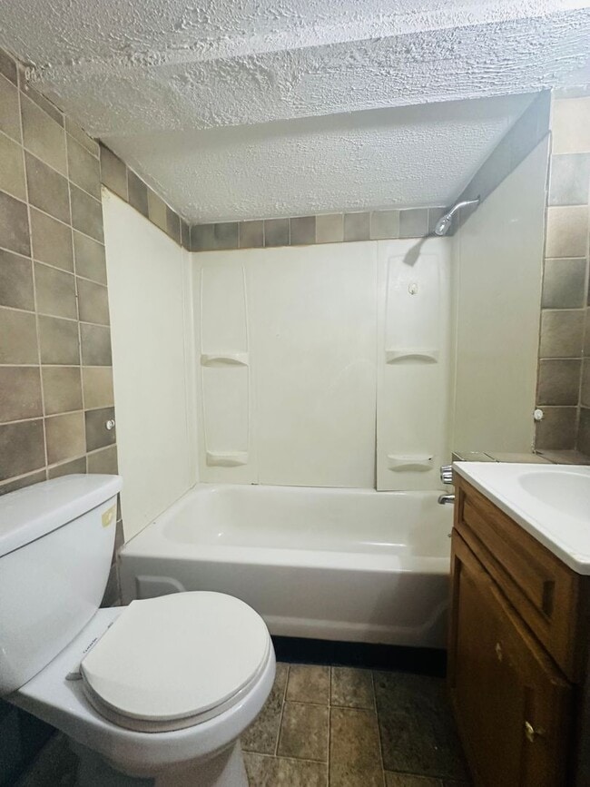 Building Photo - MOVE-IN READY !! BEAUTIFULLY  PROPERTY WITH HUGE YARD