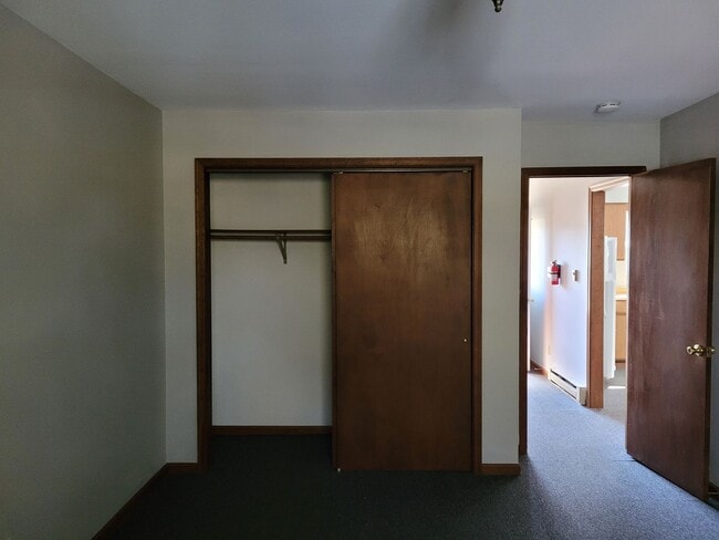 Building Photo - 1 bedroom duplex $650 rent, $400 deposit
