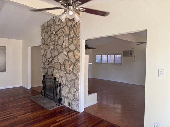 Building Photo - 565 Pepper Dr
