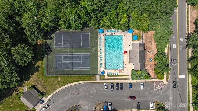 Building Photo - 230 Vasser Dr