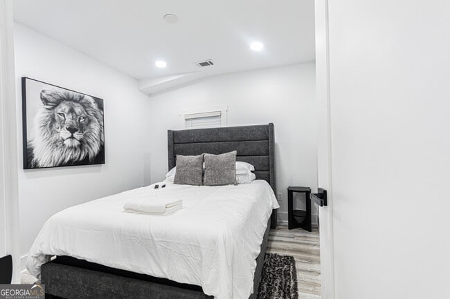 Building Photo - 330 Macon Ave