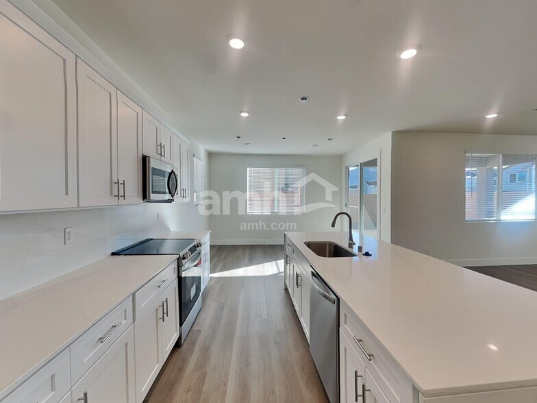 Building Photo - 8935 Dwarf Chin Ave