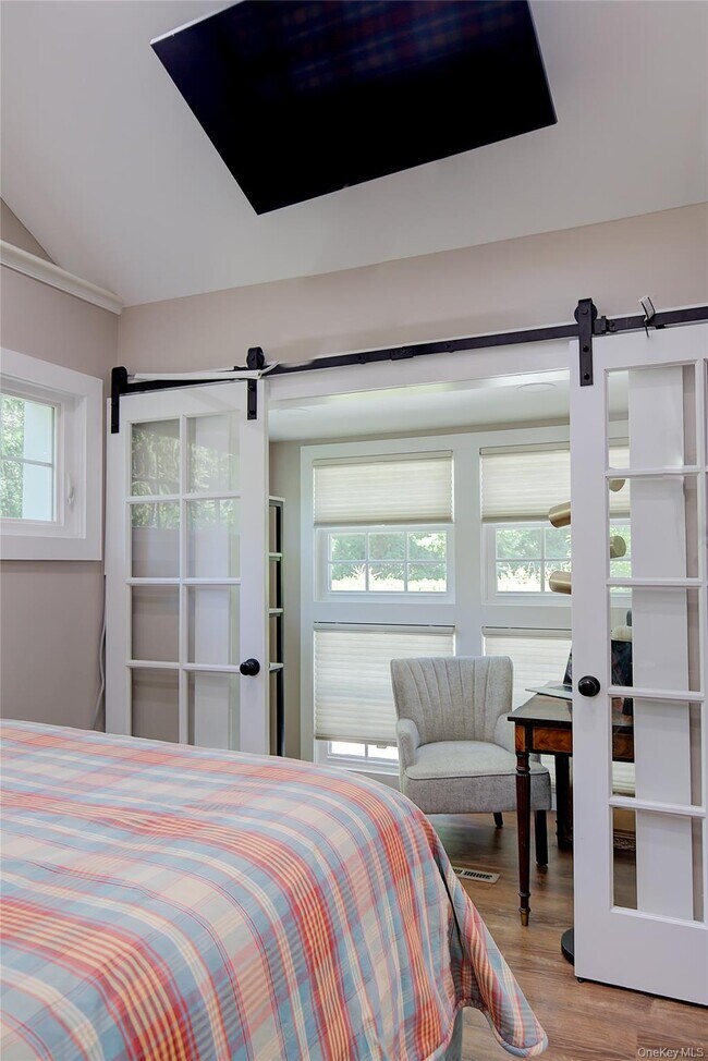 Building Photo - 2 Spring Hollow Rd