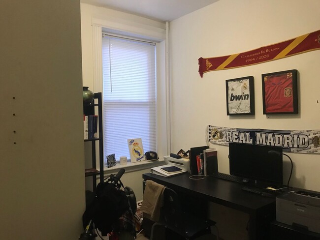 Building Photo - Nicely renovated 2 bed next to the Green L...