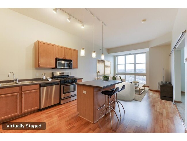 Primary Photo - 2650 University Ave W