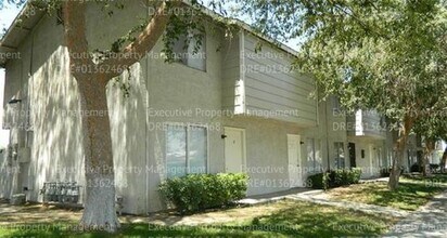 Building Photo - 2 bedroom 1.5 bathroom townhouse MOVE-IN S...