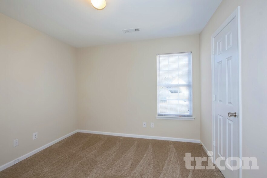 Building Photo - 7117 Roaming Path Ct