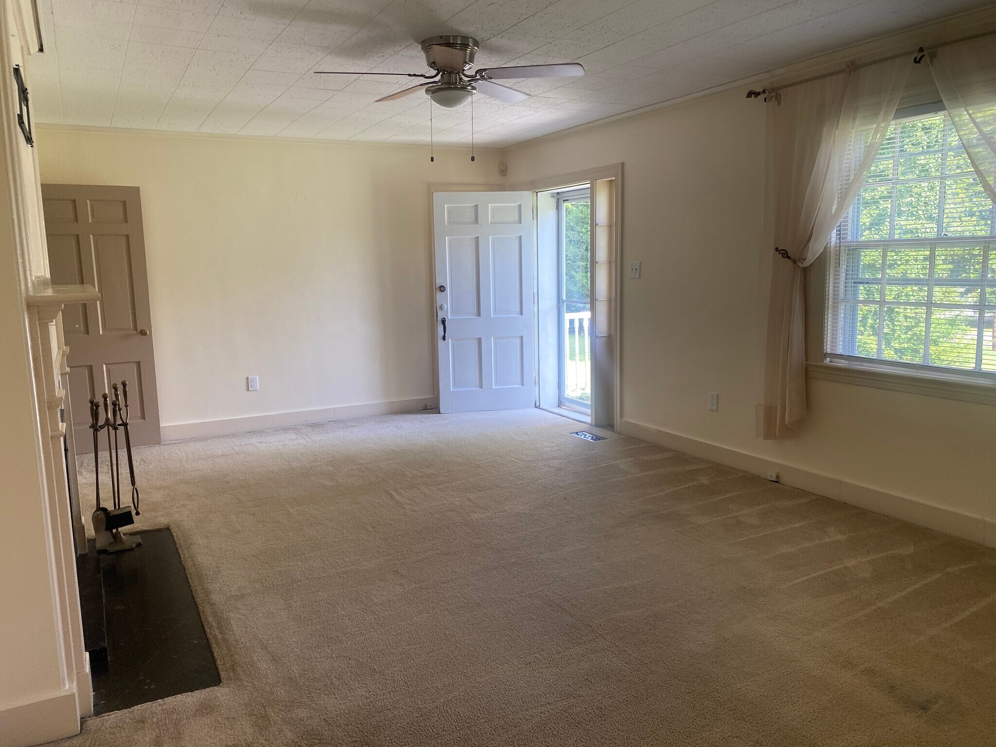 Building Photo - 3627 Riverview Dr