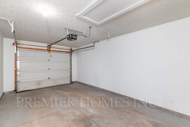 Building Photo - 92-92 Meadow Wood Dr