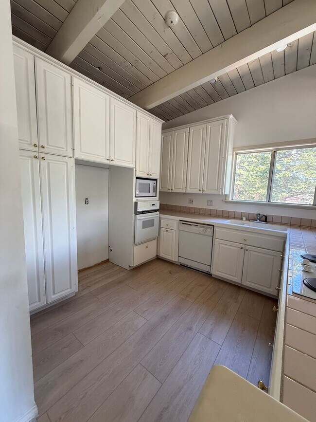 Building Photo - 3 Bed, 2 Bath Townhome with Vaulted Ceilings & Private Balcony