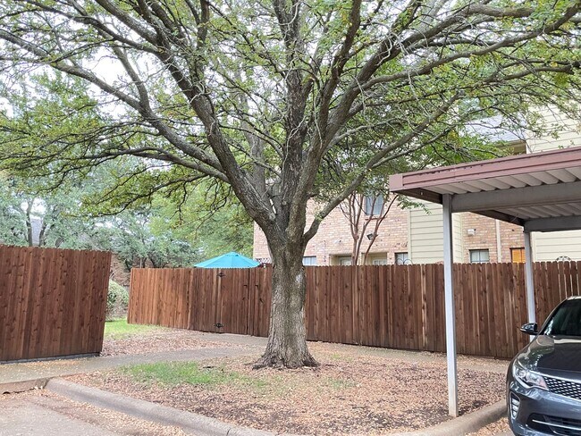 Building Photo - Cozy Townhome Minutes to the Chisholm Trai...