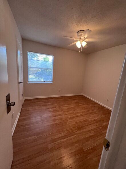 Building Photo - 6 Oak Forest Ln