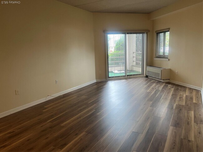 Building Photo - 725 Miller Ave