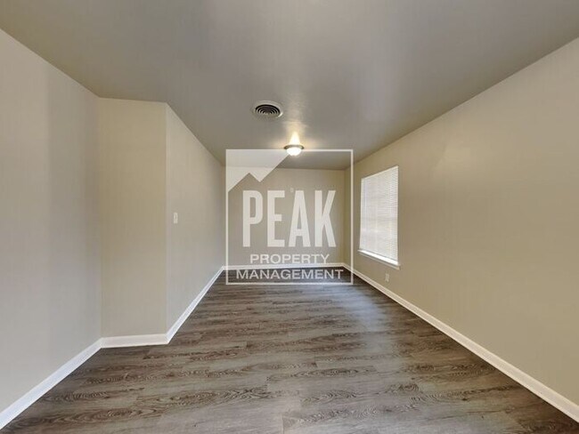 Building Photo - $1900 Charming 3/2 in Beautiful Wedgewood!