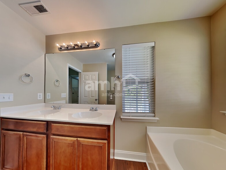 Building Photo - 284 Killarney Trl
