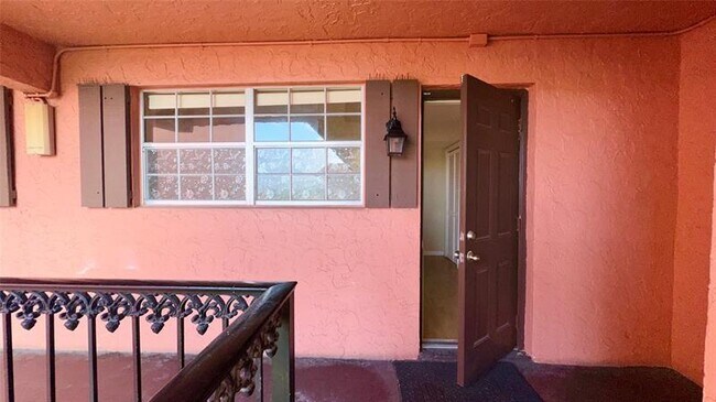 Building Photo - 670 Tennis Club Dr