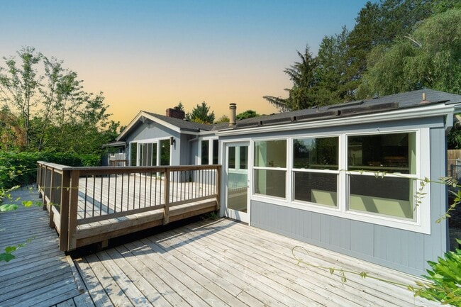Building Photo - 4-Bedroom Luxury Home for Rent by Portland...